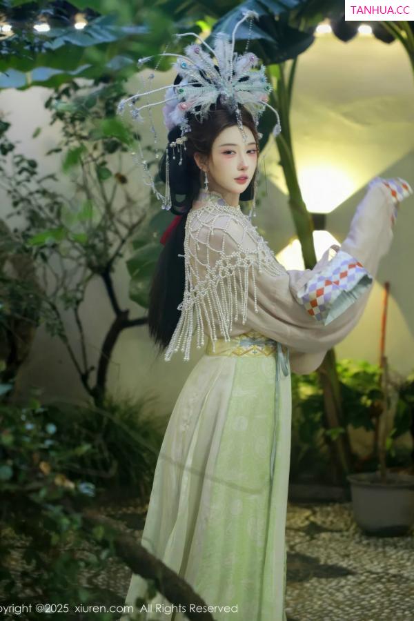   [XiuRen]高清写真图 2025.09.05 No.10736 梨霜儿 浅色古装第9张图片